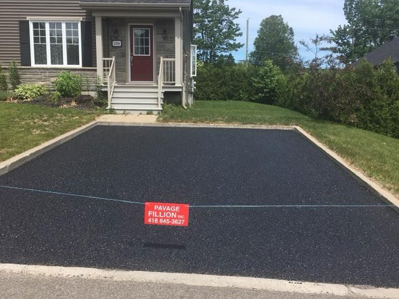 Cour asphaltée devant un jumelé