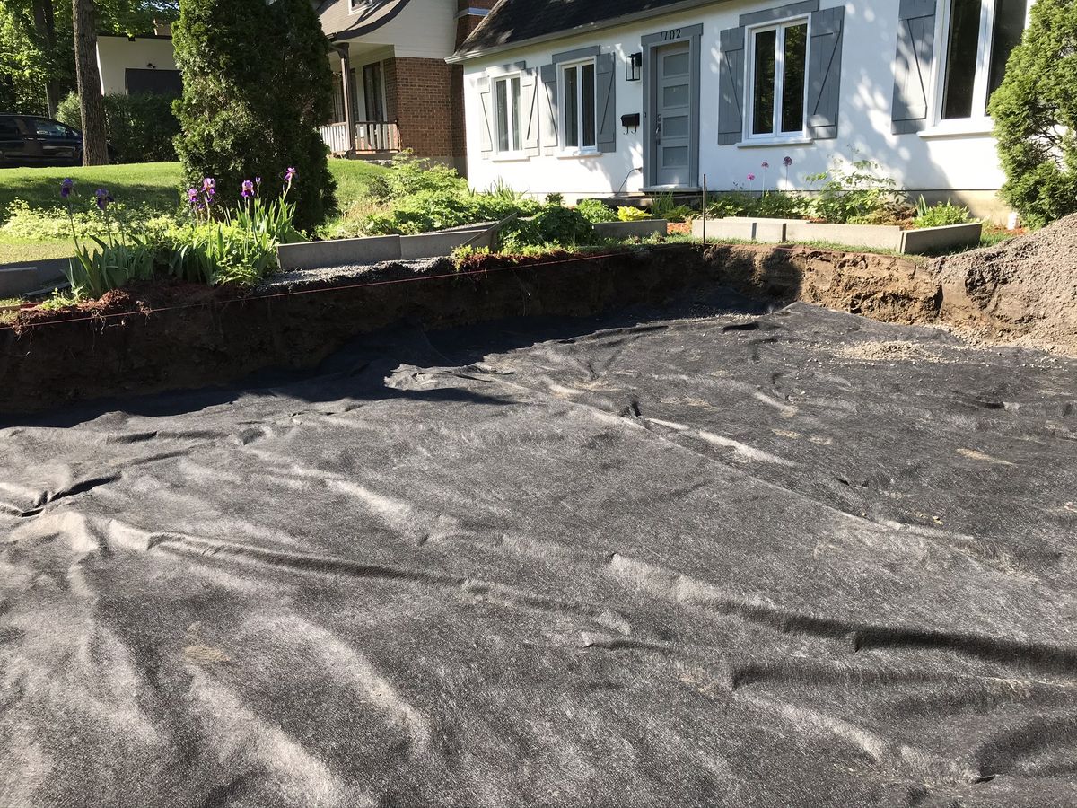Pose d'une membrane geotextile dans une entrée résidentielle à Québec